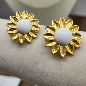 Hello Sunshine! Vintage Goldtone & White Flower Clip-On Earrings